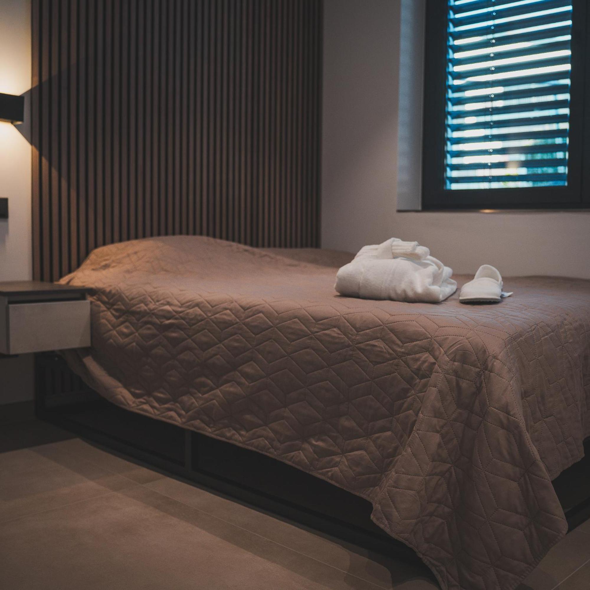 K&T Estate Resort & Spa - Flughafennahe Gaestesuite โฮฟไฮม์อัมเทานอส ภายนอก รูปภาพ